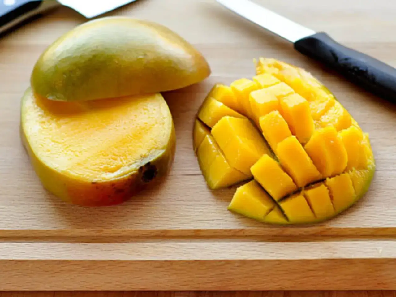 Pokrojone mango na desce, gotowe do spożycia. Odkryj jego bogactwo witamin i minerałów – mango wartości odżywcze są imponujące!