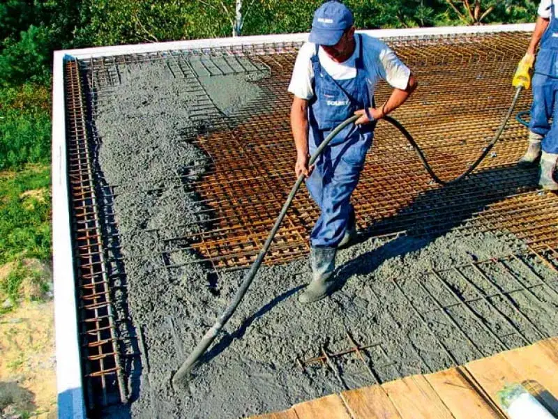 Pielęgnacja świeżego betonu po wylaniu