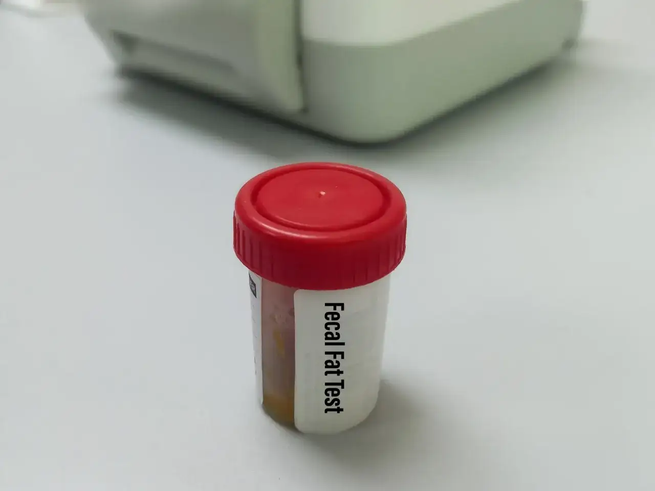 Pojemnik z próbką kału do badania 