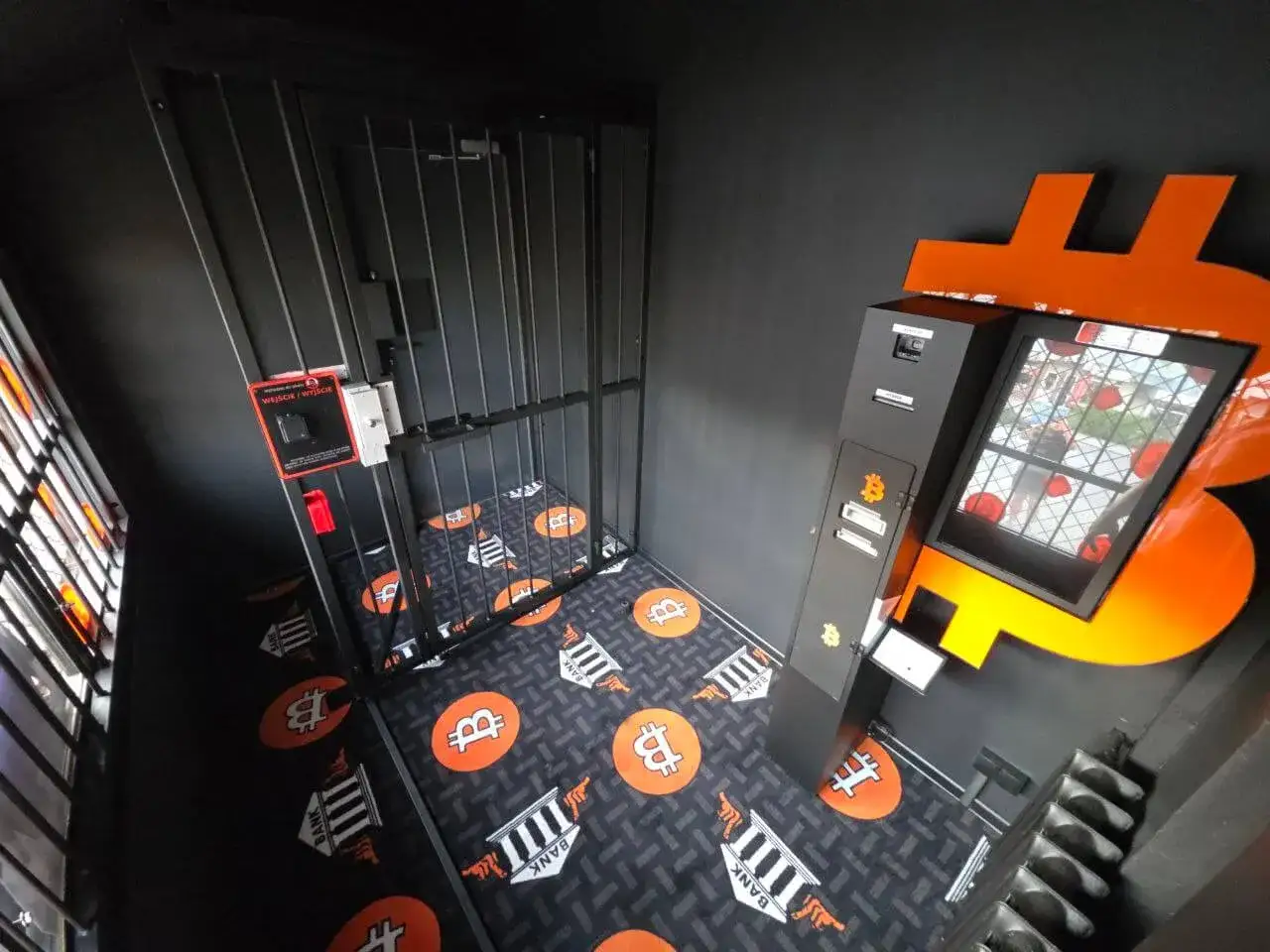Bitcoinomat w klatce, z logo BTC i grafikami banku. Czekam na opinie o flyingatom.
