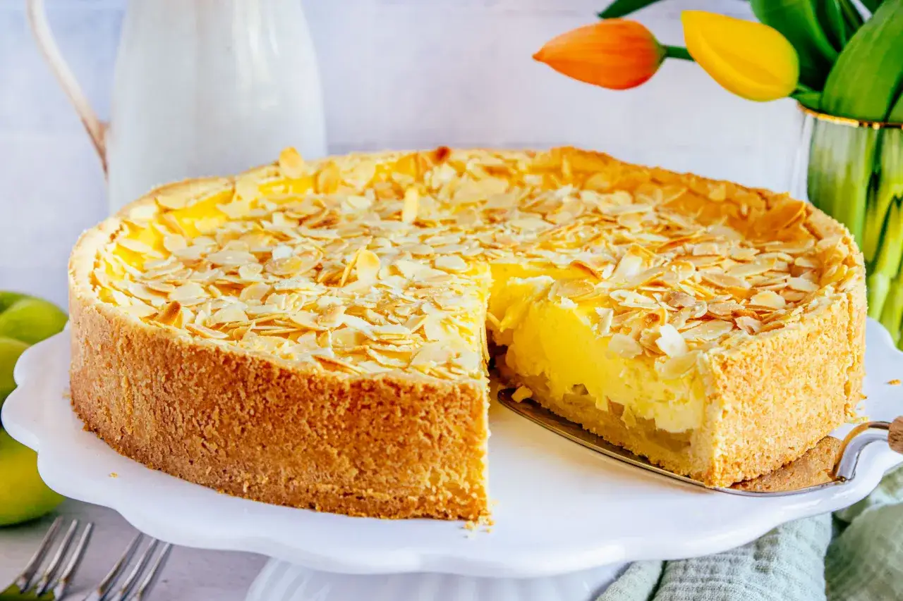 Ein k&ouml;stlicher, schneller Apfelkuchen mit Schmand und Pudding, bestreut mit Mandelbl&auml;ttchen. Ein Genuss f&uuml;r jeden Anlass!