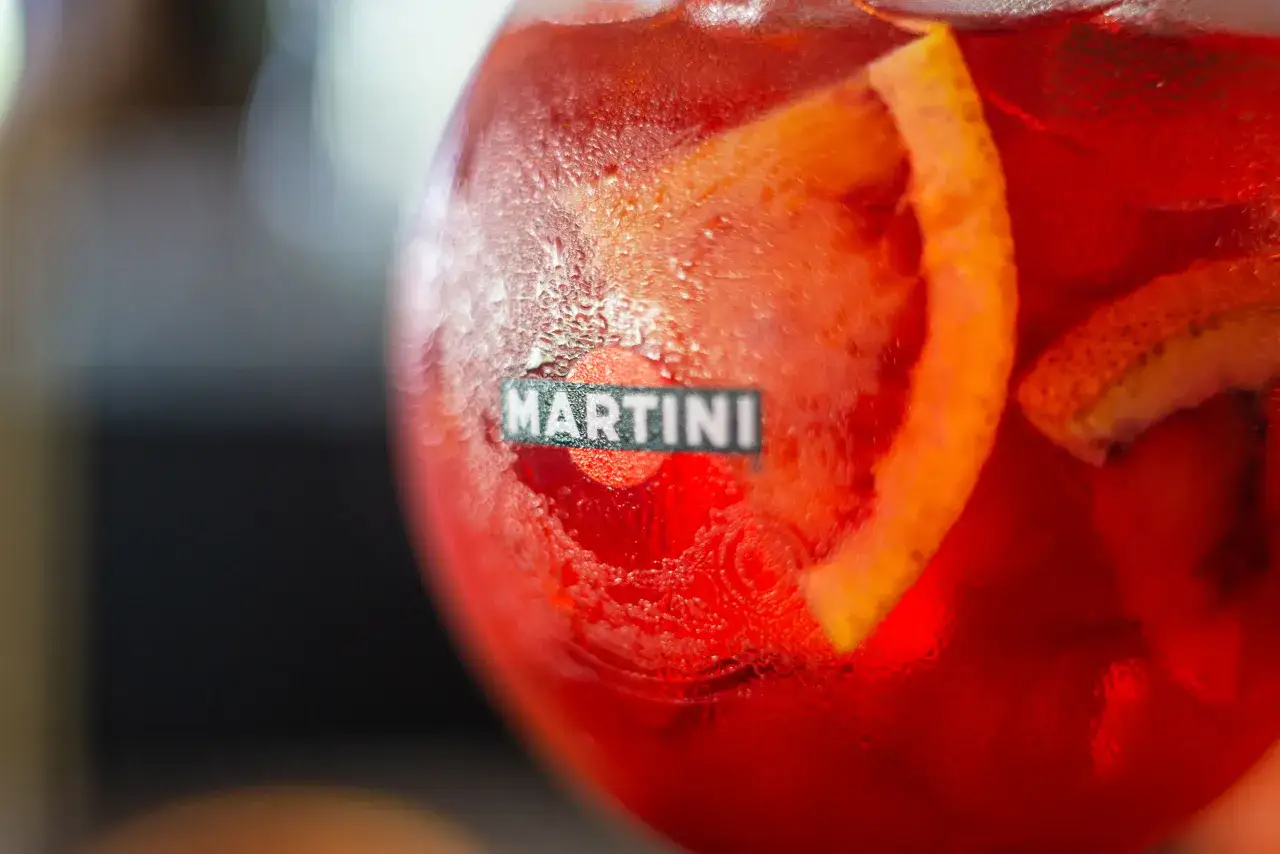 Orzeźwiający Martini Fiero Tonic z plasterkiem pomarańczy, idealny na letnie popołudnie.