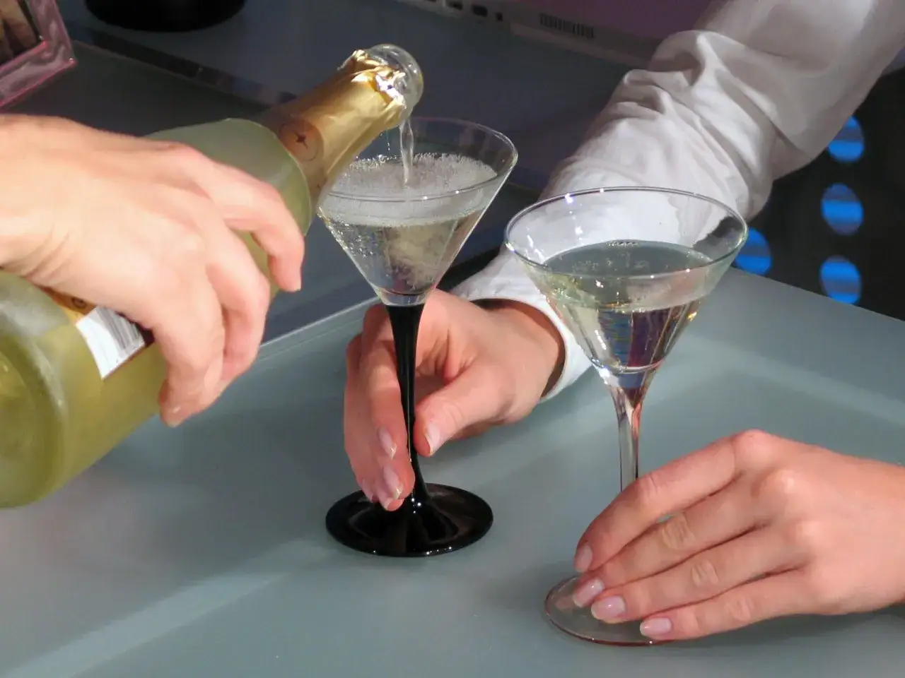 Prosecco wird in Gläser gefüllt. Die Frage, ob Prosecco schlecht werden kann, beschäftigt viele Genießer.