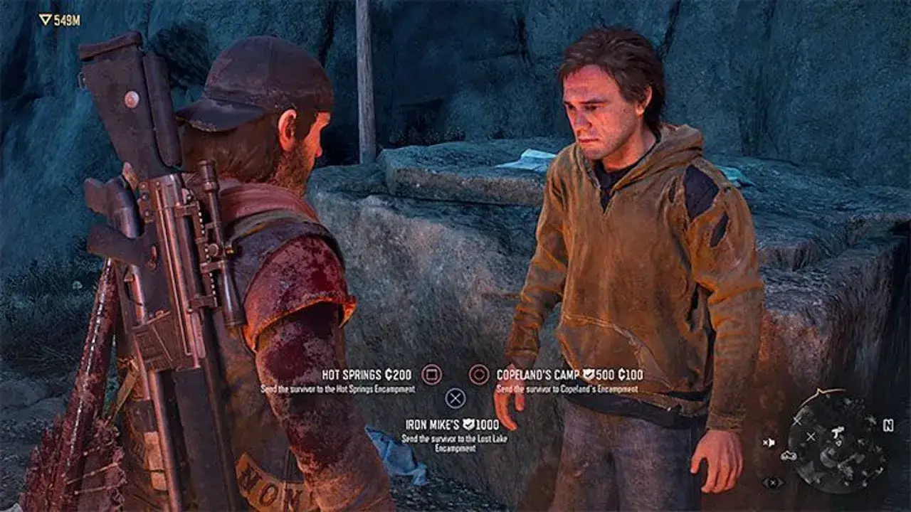 Dos supervivientes de Days Gone discuten opciones de campamento. Uno lleva un rifle.