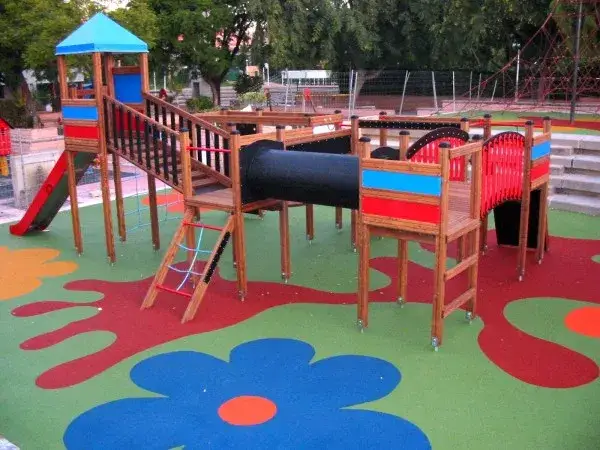 Nowoczesny plac zabaw z syntetyczną nawierzchnią