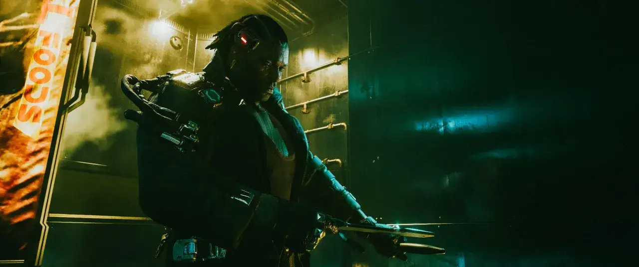 Cyberpunk czynnik ludzki: mężczyzna z implantami i wysuwanymi ostrzami w mrocznym, neonowym otoczeniu.