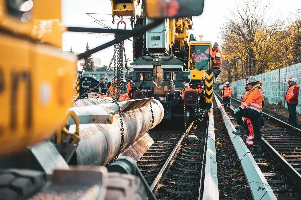Prace na torach kolejowych. Czy to znak, dlaczego Koalicja Obywatelska forsuje zmiany w funduszu kolejowym kosztem dróg?