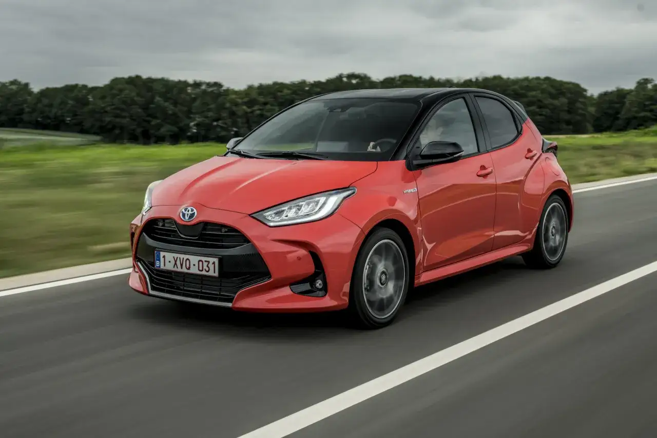 Toyota Yaris Hybrid rossa in movimento su strada. Informazioni sul costo bollo per questo modello.