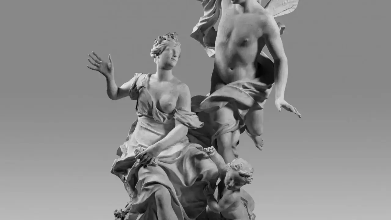 Une **&oelig;uvre baroque** en marbre blanc : une femme couronn&eacute;e, un ange ail&eacute; et un putto.