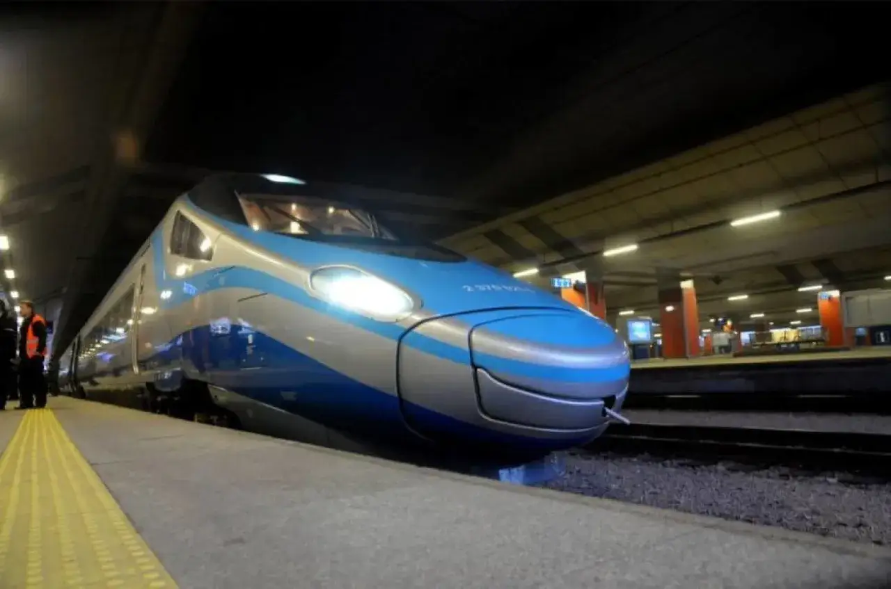 Nowoczesny pociąg Pendolino gotowy do podróży z Gdyni do Warszawy.
