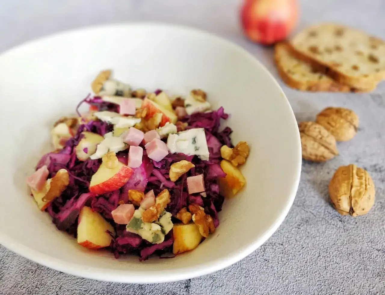 salade de chou rouge classique avec pommes et noix