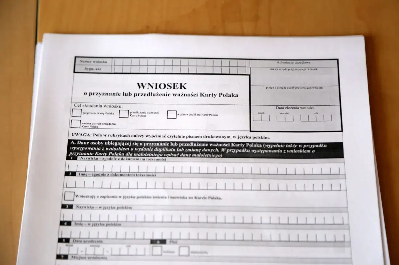 Formularz wniosku o przyznanie lub przedłużenie ważności Karty Polaka. Dokument zawiera pola do wypełnienia danymi osobowymi i urzędowymi.
