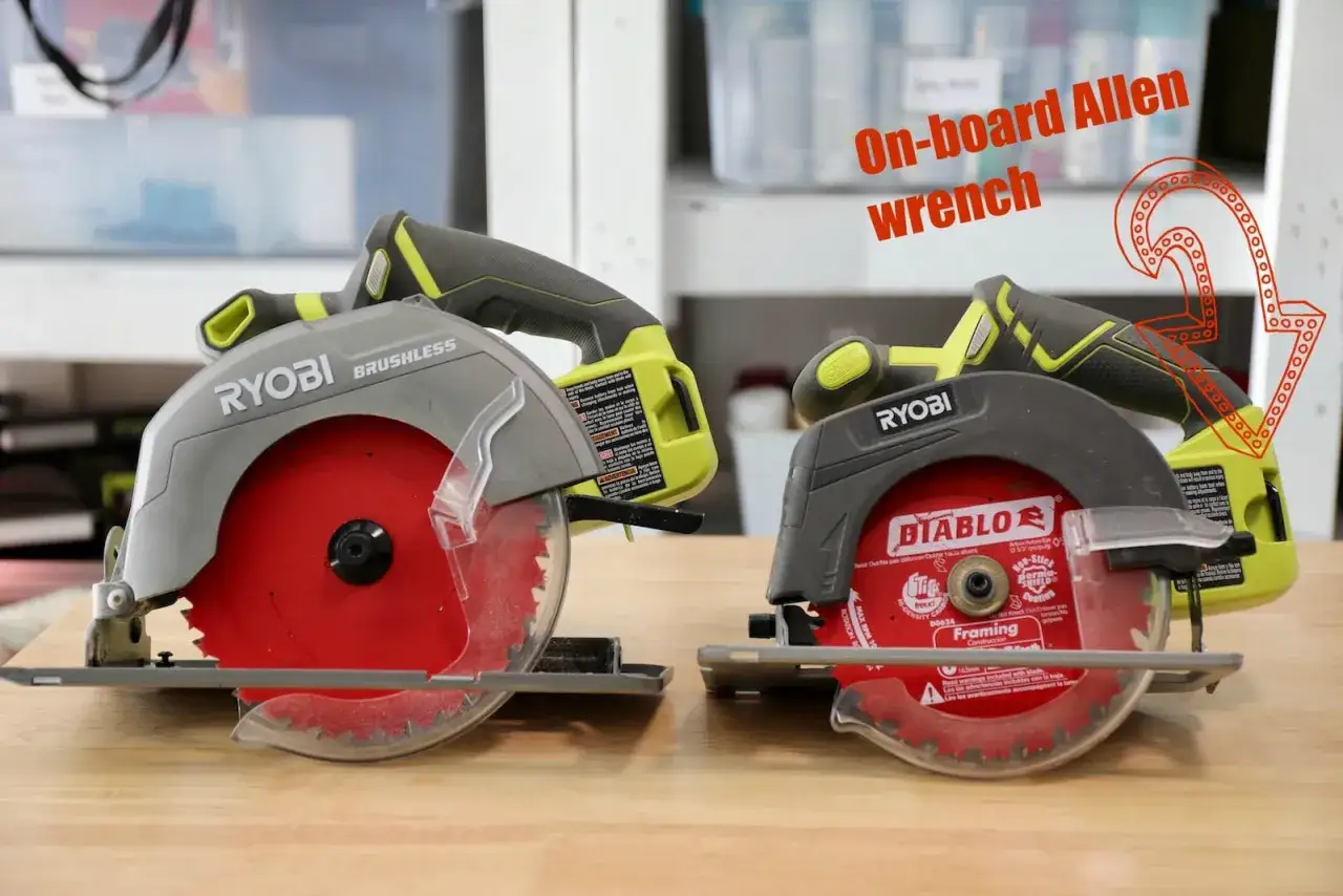 Deux scies circulaires, une Ryobi et une Diablo, c&ocirc;te &agrave; c&ocirc;te. Le sens de rotation de la lame de scie circulaire est indiqu&eacute; par une fl&egrave;che rouge.