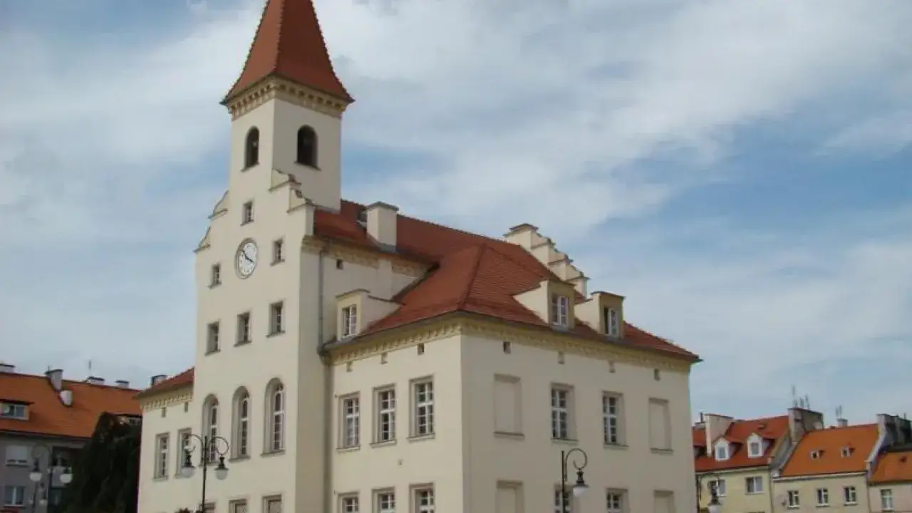 Ratusz w Trzebnicy, jedna z głównych trzebnica atrakcje, z charakterystyczną wieżą i zegarem.