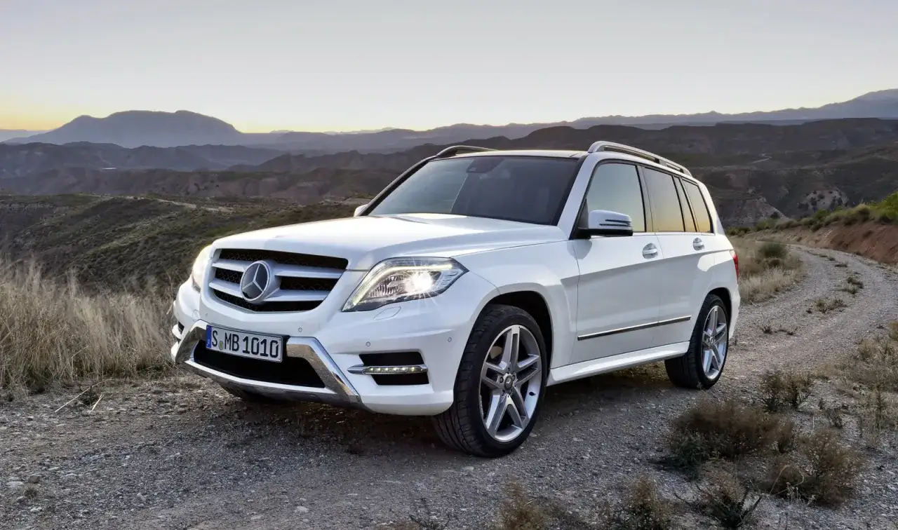 Biały Mercedes GLK na drodze w górach. Sprawdź jego wymiary i możliwości terenowe.