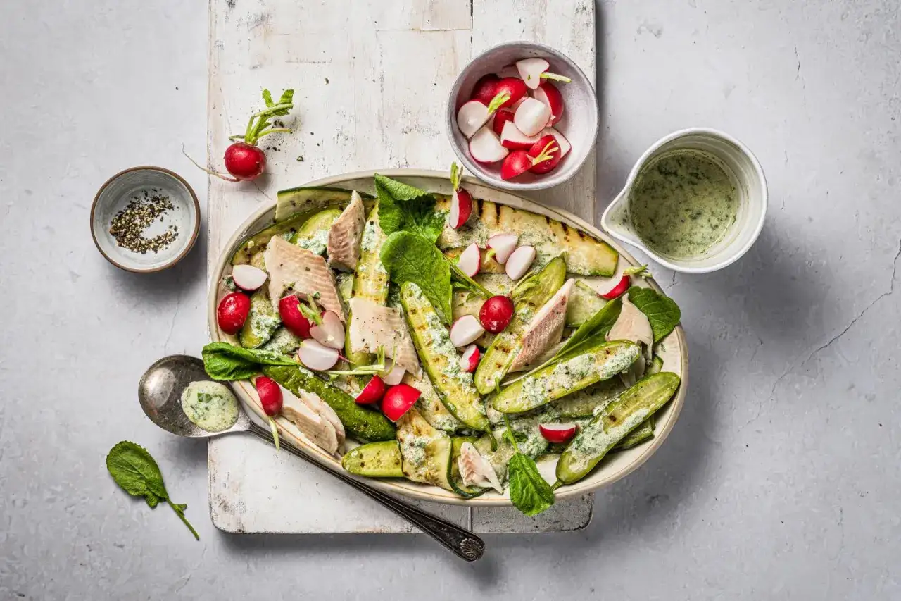 Salade estivale de concombre au barbecue, poisson, radis et sauce verte. Un d&eacute;lice frais et l&eacute;ger pour les beaux jours.