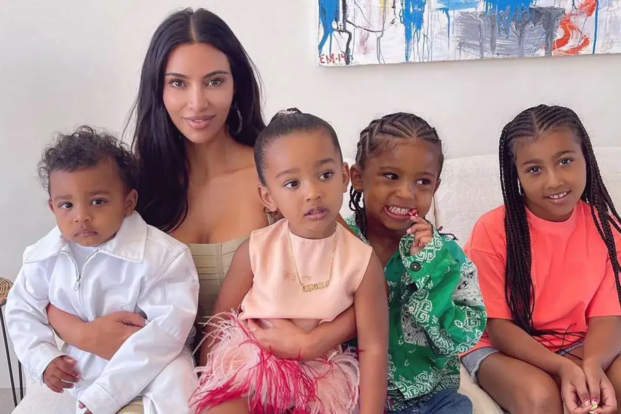 Kim Kardashian z dziećmi: córkami North i Chicago oraz synami Saintem i Psalmem.