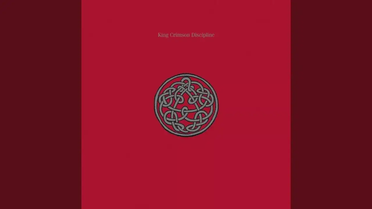 Copertina album King Crimson Discipline, con un nodo celtico grigio su sfondo rosso **king crimson red**.