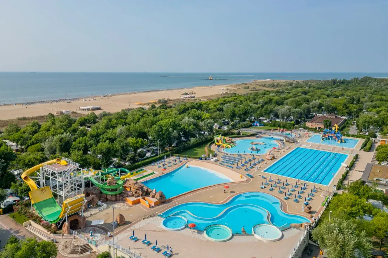 Wodne szaleństwo w **camping Venezia Village**! Zjeżdżalnie, baseny i plaża czekają na gości.