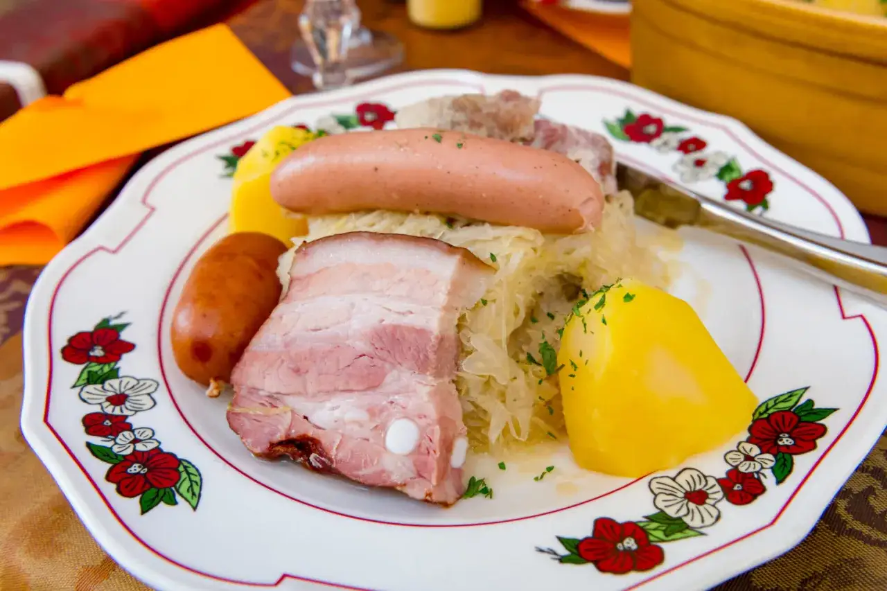 Assiette de choucroute garnie, avec saucisses, lard, pommes de terre et chou fermenté. Un plat traditionnel dont l'origine remonte à l'Alsace.