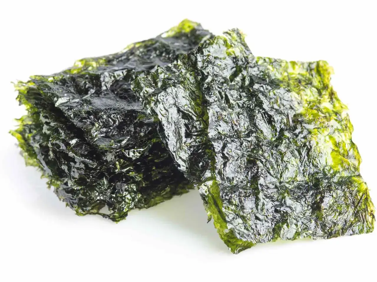 Liście nori, gotowe do przygotowania sushi. Ich ciemnozielony, lekko błyszczący wygląd zapowiada smakowite rolki.