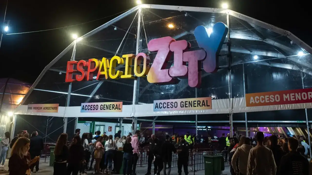 Gente esperando para la entrada al Espacio Zity, con un gran letrero iluminado.