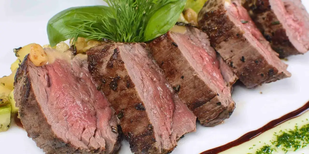 Saftiges, rosa gebratenes Wildfleisch, perfekt gegart. Ein Rotwein zum Wild kochen würde hierzu wunderbar passen. Garniert mit Kräutern und einer cremigen Sauce.