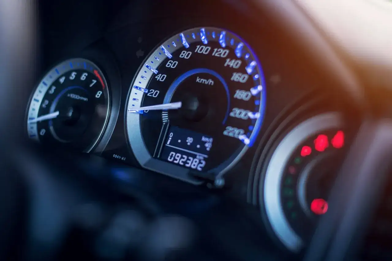 Bilens instrumentpanel visar hastighet och varvtal. Miltalet på 092382 km indikerar en begagnad bil med måttligt miltal.