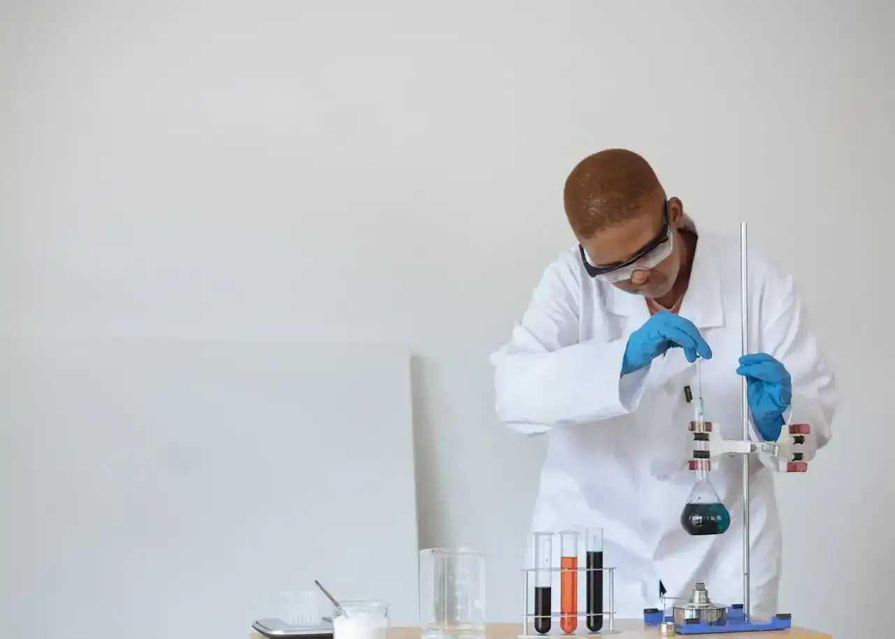 Perito chimico in laboratorio esegue titolazione. Il suo diploma &egrave; vicino.