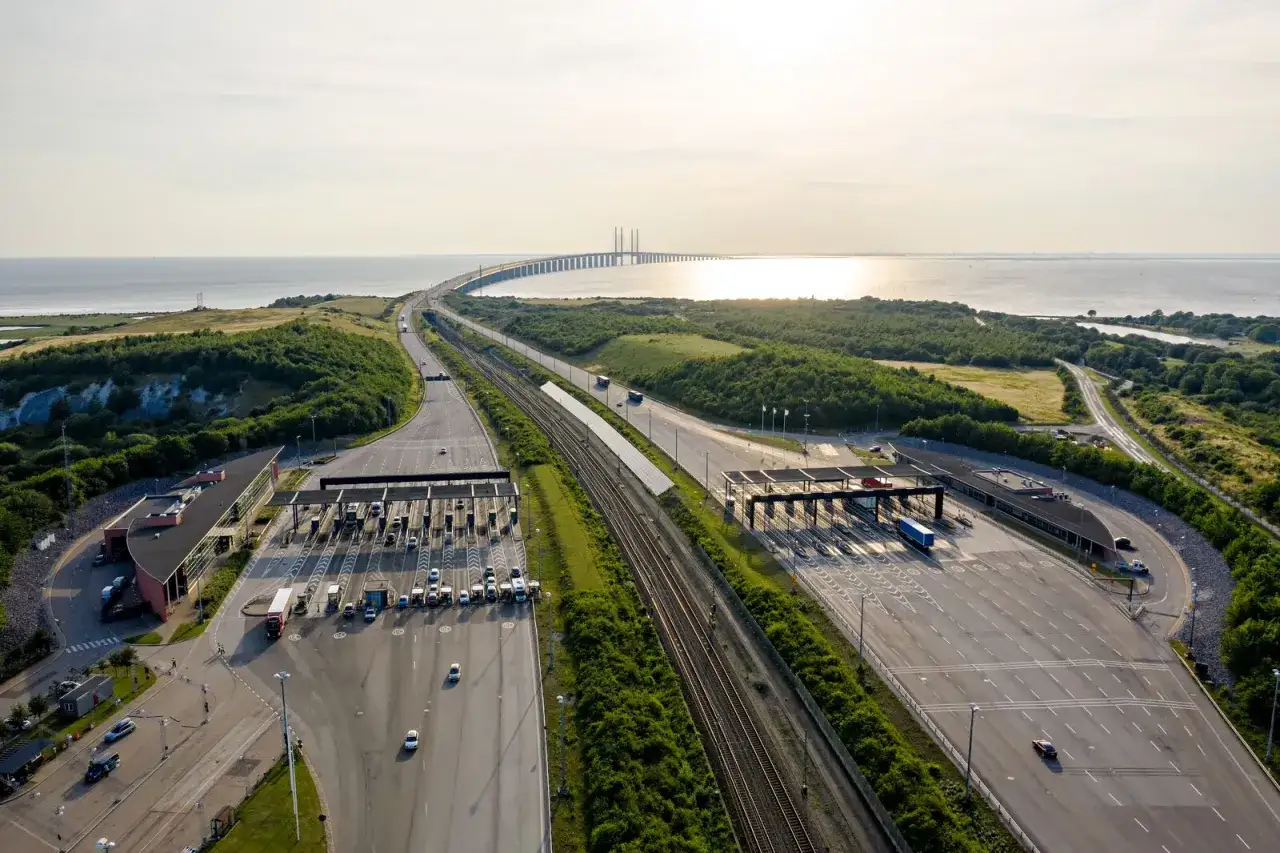 Öresundsbron med tullstationer. Smidigt med autopass norge sverige för resan över sundet.