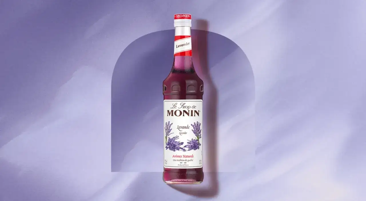Butelka syropu lawendowego Monin, idealna, by dowiedzieć się, jak zrobić syrop lawendowy do letnich lemoniad i drinków.