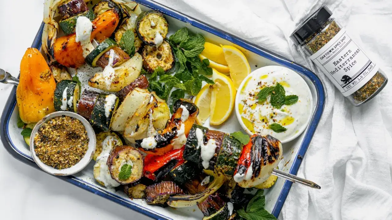 Gegrillte Gem&uuml;sespie&szlig;e mit Joghurt-Dip und Gew&uuml;rzen &ndash; tolle Fingerfood Ideen f&uuml;r den Sommer.