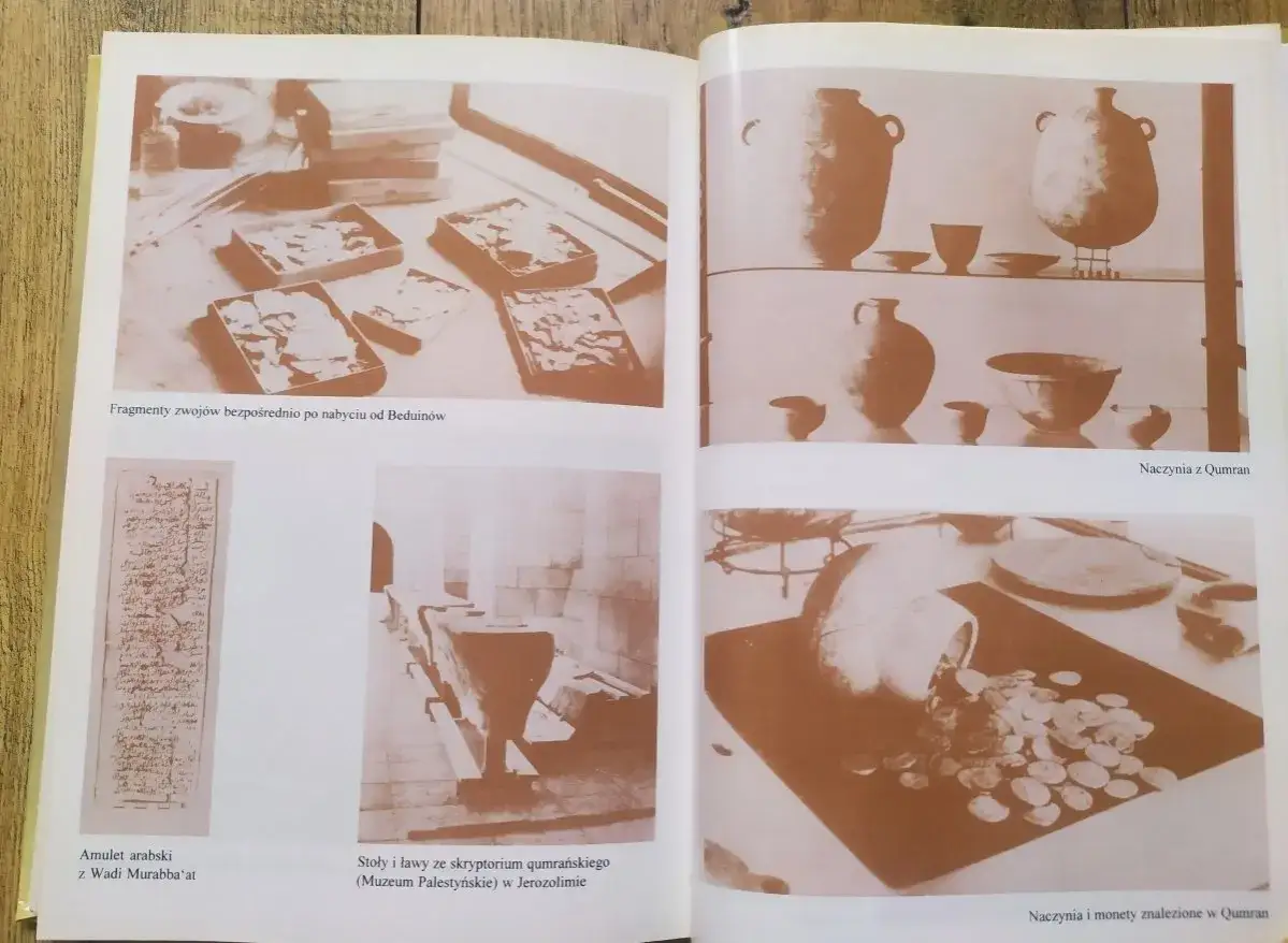 Fragmenty zwojów z Qumran, naczynia, amulet i monety. Obraz przedstawia artefakty związane z odkryciami archeologicznymi.