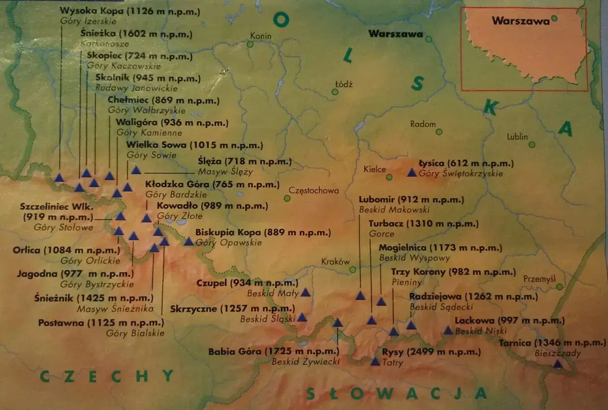 Mapa Polski z zaznaczonymi szczytami, tworzącymi korona gór polskich. Widoczne Karkonosze, Sudety, Beskidy i Tatry.