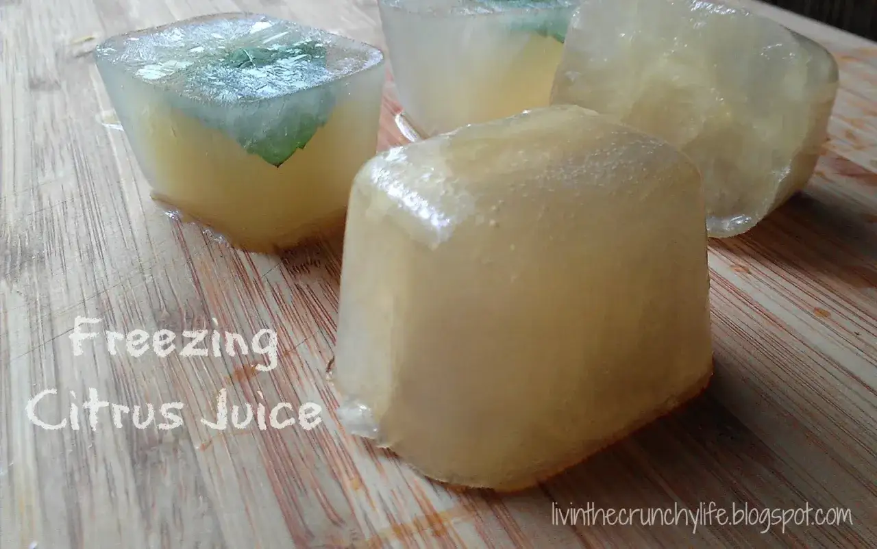 Eiswürfel aus Zitronensaft und Minze, perfekt zum Erfrischen von Getränken. Limetten einfrieren für den Sommer.