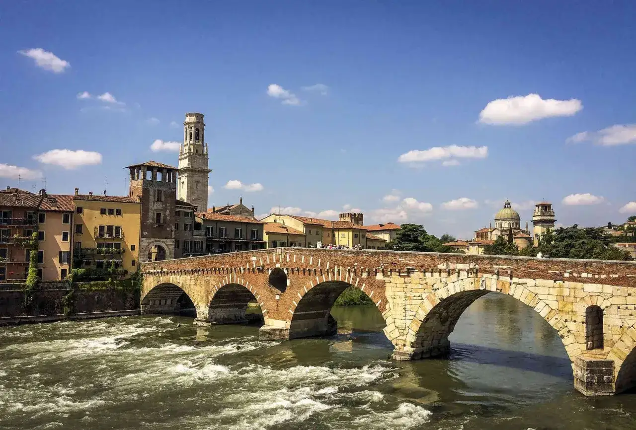 Ponte Pietra a Verona, un'icona da non perdere tra le cose da vedere a Verona e dintorni. Il fiume Adige scorre impetuoso sotto gli antichi archi.