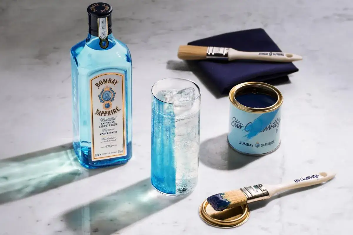 Niebieski gin zmieniający kolor