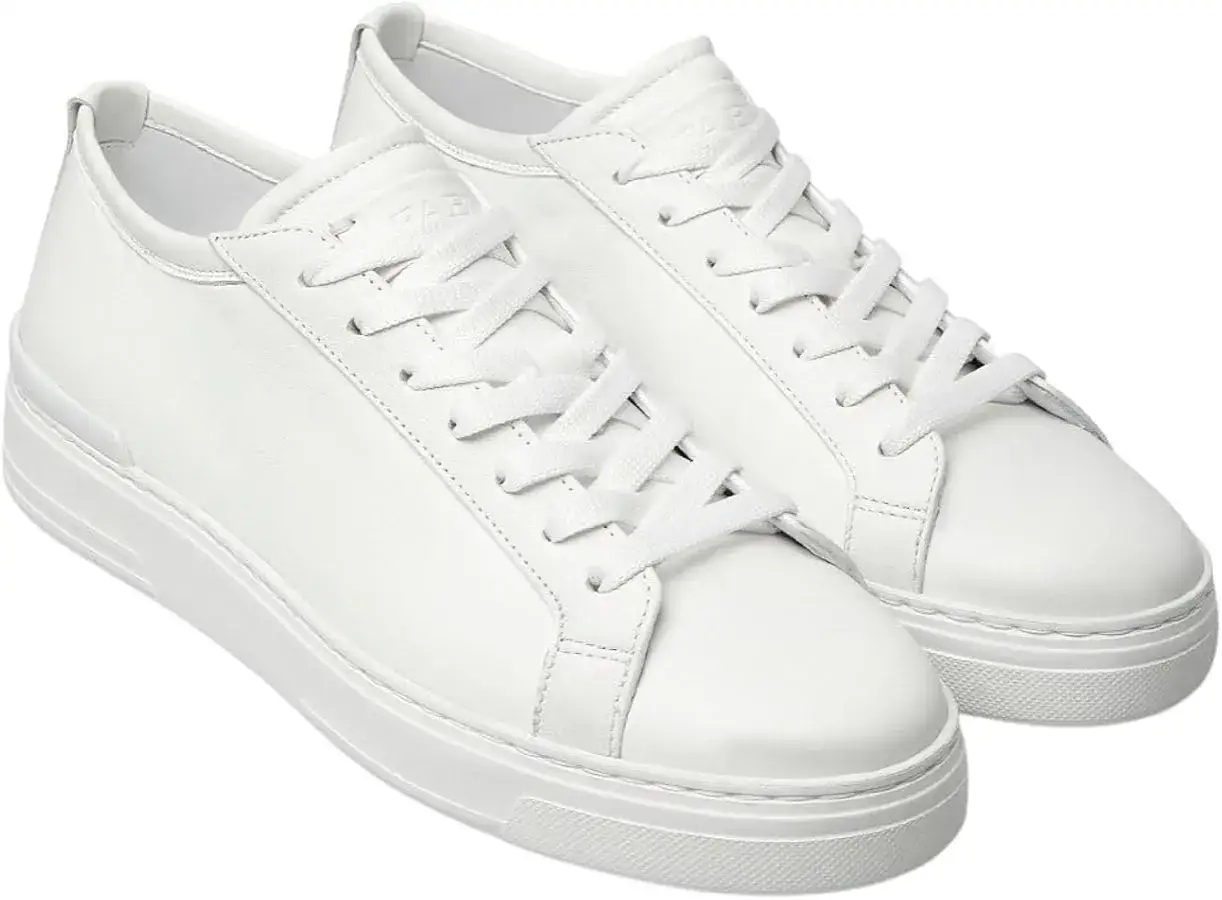Un paio di fabi sneakers uomo bianche in pelle, perfette per un look casual ed elegante.