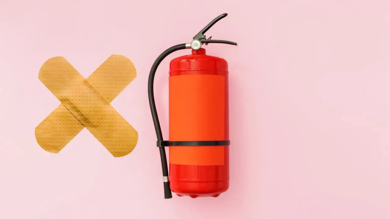 Feuerl&ouml;scher und Pflaster, die an eine X-Form erinnern. Ein Symbol f&uuml;r die Behandlung von **Verbrennungen 3. Grades** und die schnelle Hilfe bei Notf&auml;llen.