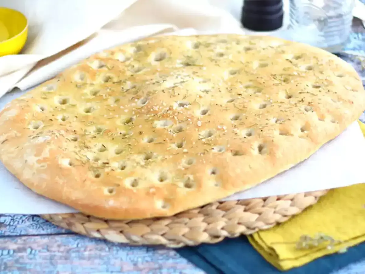 Puszysta focaccia z rozmarynem i solą morską, idealna do prostego przepisu.