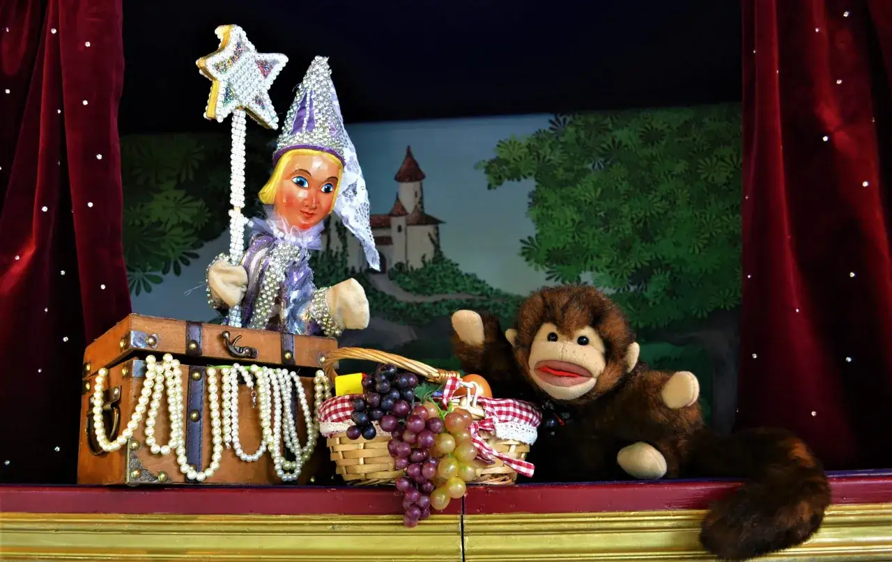 Ein Prinzessinnen-Puppentheater mit Glitzerstab und Affe. Hier finden Sie kostenlose Puppentheater Texte f&uuml;r Ihr n&auml;chstes St&uuml;ck!