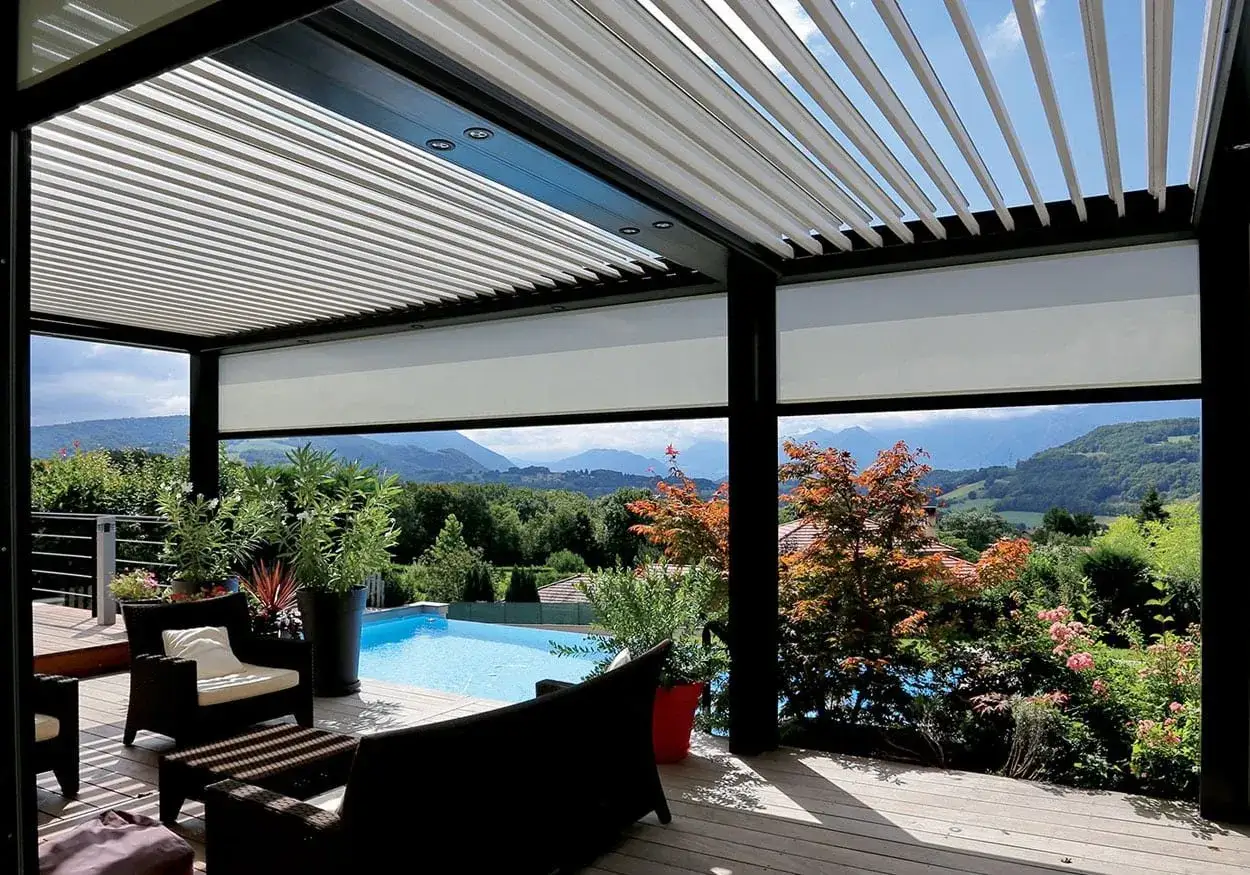 Une pergola bioclimatique c'est quoi ? C'est un espace de vie extérieur avec piscine, mobilier de jardin et vue panoramique sur les montagnes.