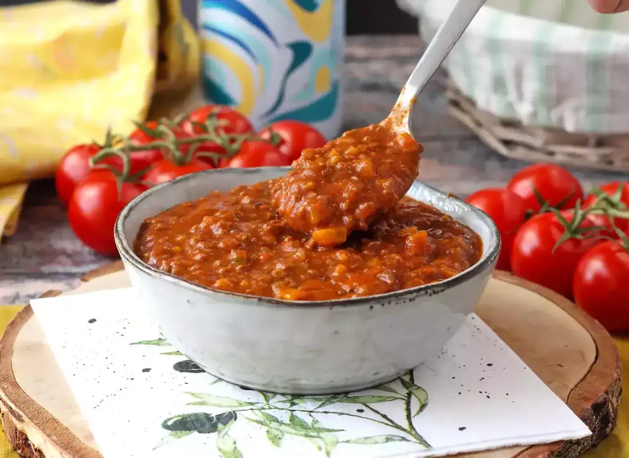 Pyszny, domowy sos boloński. Prosty przepis na bogaty smak, idealny do makaronu.