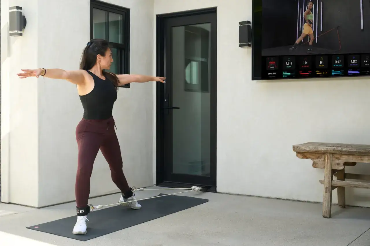 Femme effectuant des exercices de renforcement de la cheville avec des bandes de r&eacute;sistance, id&eacute;al pour la r&eacute;&eacute;ducation apr&egrave;s une entorse.