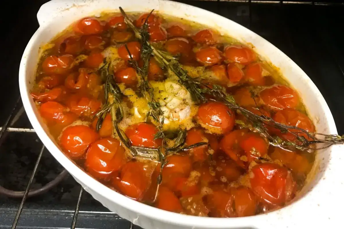 Tomaten grillen in einer Auflaufform mit Knoblauch und Rosmarin. Köstlich und aromatisch!