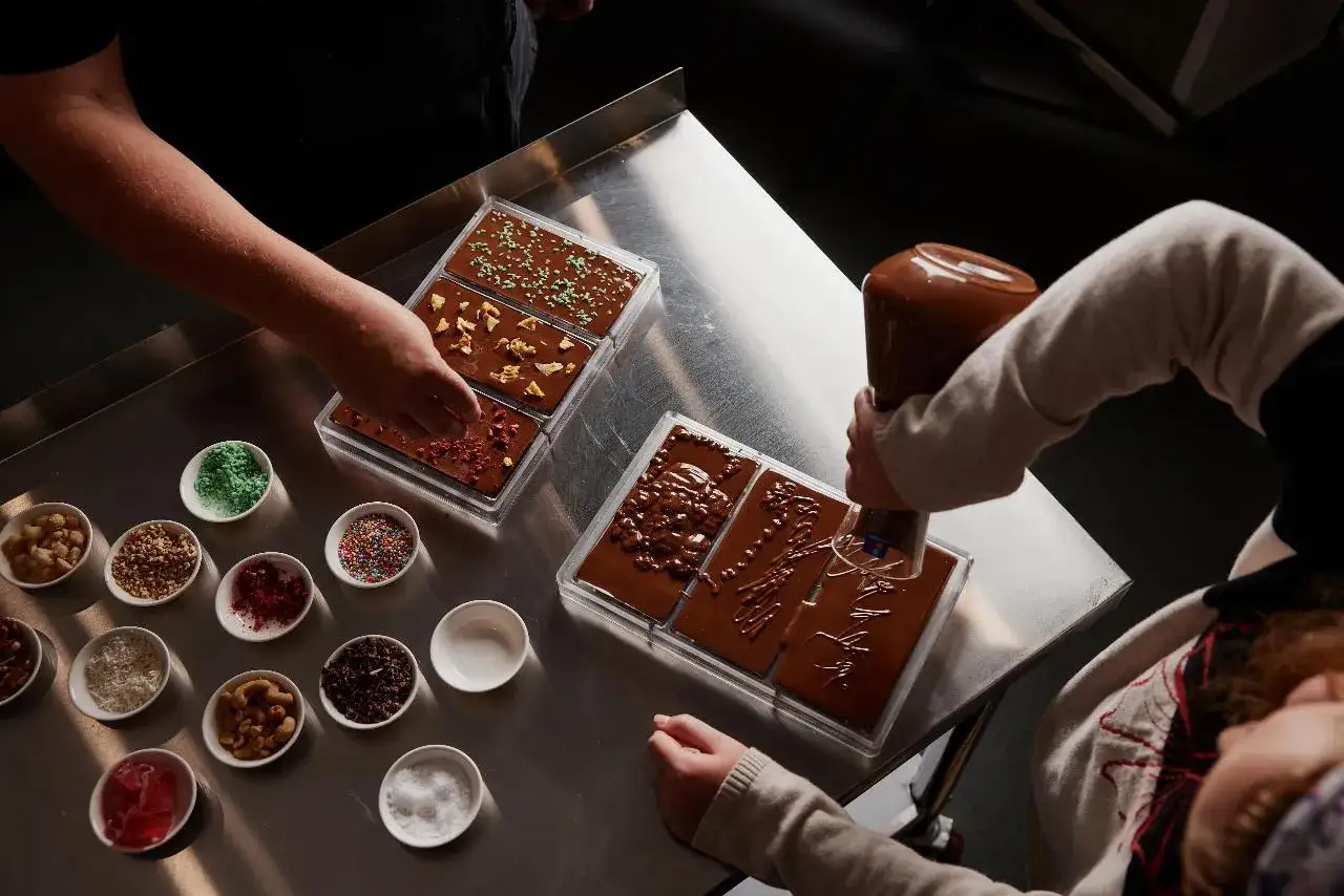 Schokoladenherstellung: Ein Rezept f&uuml;r Dubai Schokolade mit vielen Toppings.
