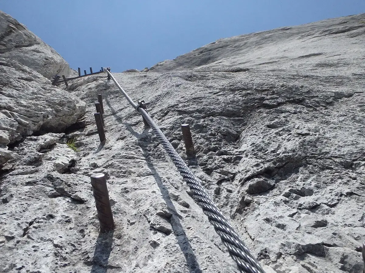 Dachstein Super Ferrata: Stahlseil und Eisenstifte f&uuml;hren steil einen Felsen hinauf. Ein Abenteuer in den Bergen.