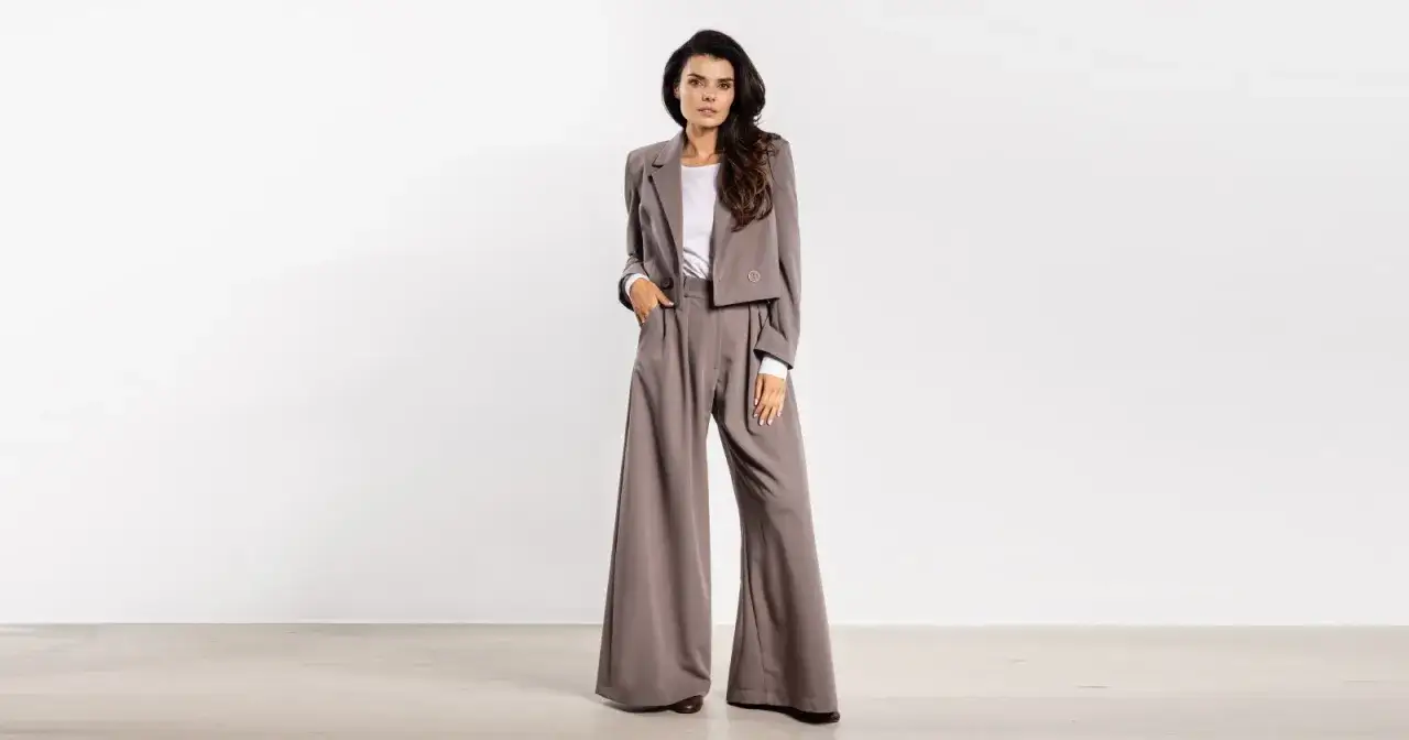 Elegancki garnitur damski w kolorze taupe. Idealny wyb&oacute;r, gdy zastanawiasz się, jak się ubrać do filharmonii mężczyzna, ale w kobiecym wydaniu.