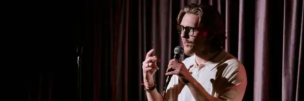 komik stand-up na scenie z mikrofonem w klubie komediowym