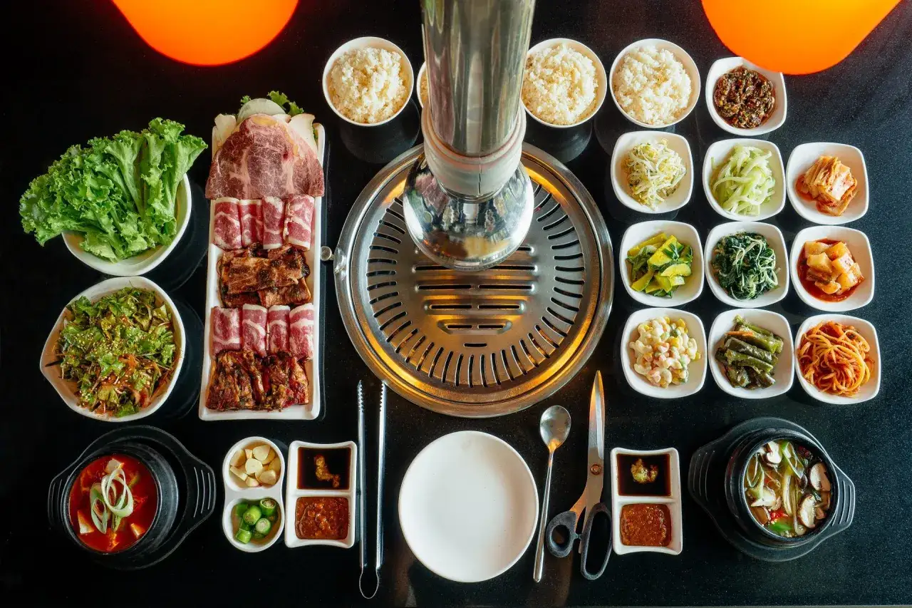 Ein Korean BBQ Rezept mit rohem Fleisch, Reis, Kimchi und vielen Beilagen. Perfekt für ein gemeinsames Essen!